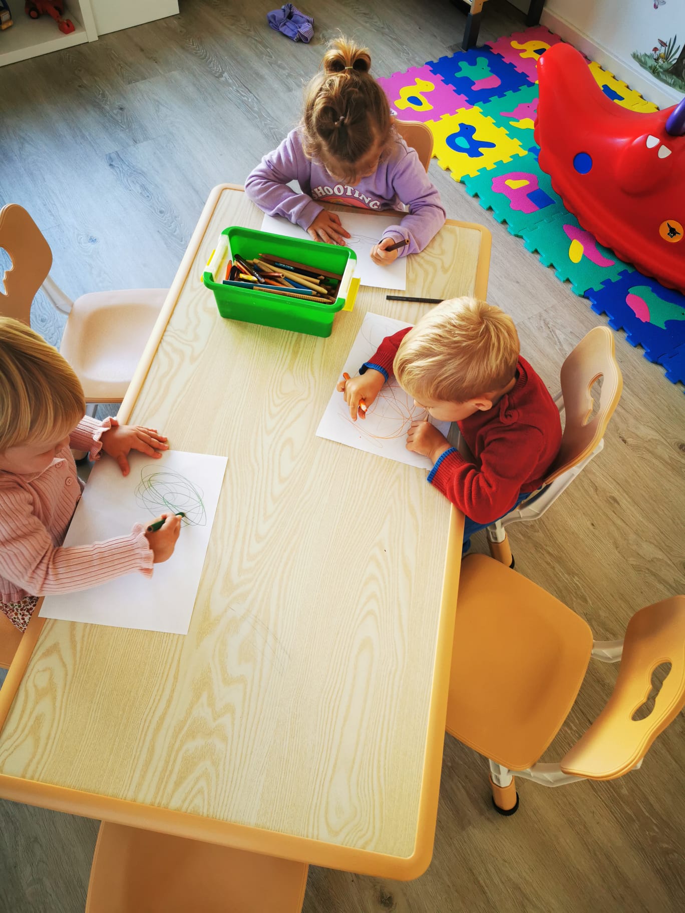 Kinder malen am Tisch