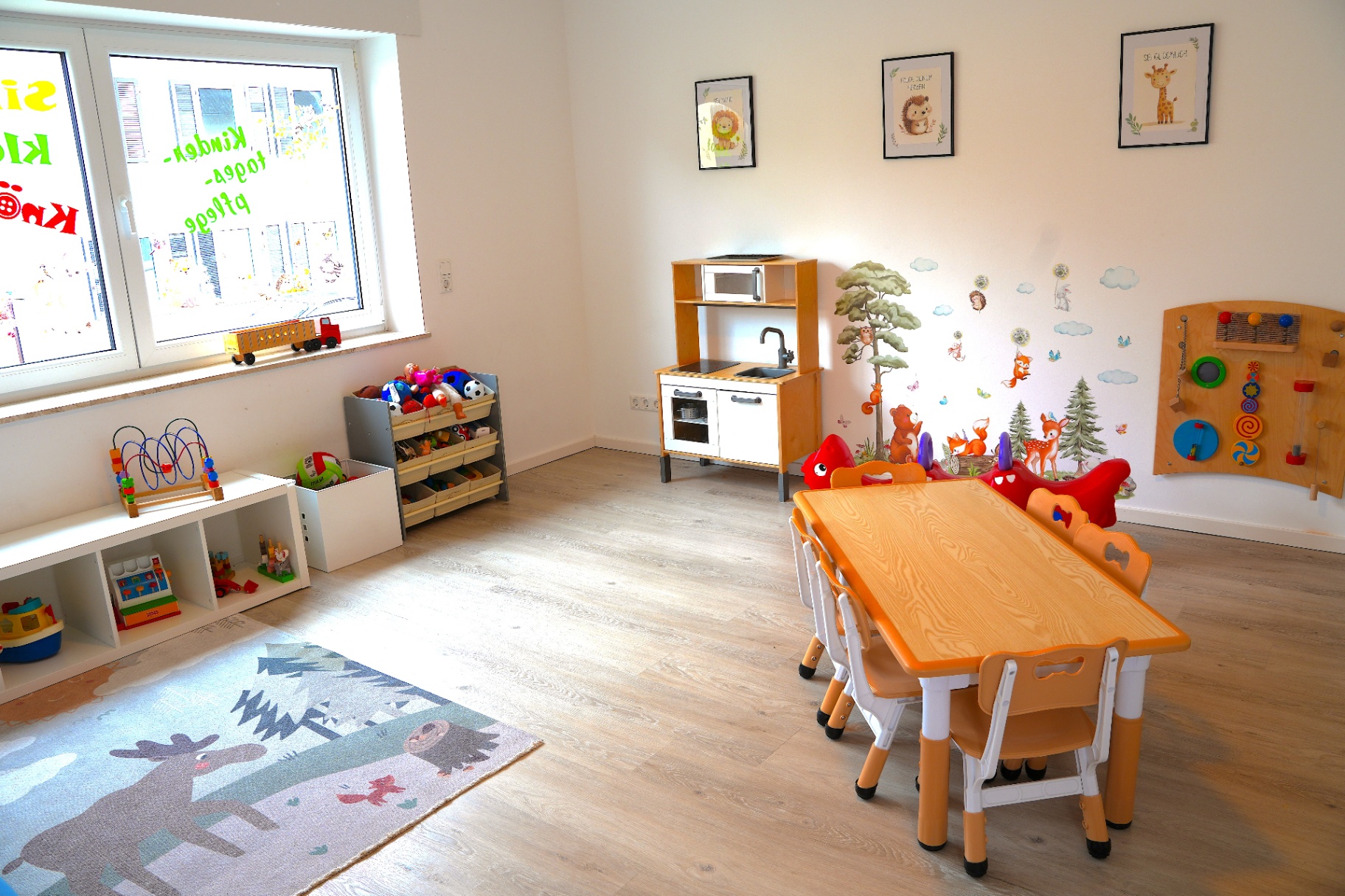Kinderküche und Motorikwand im zweiten Spielraum