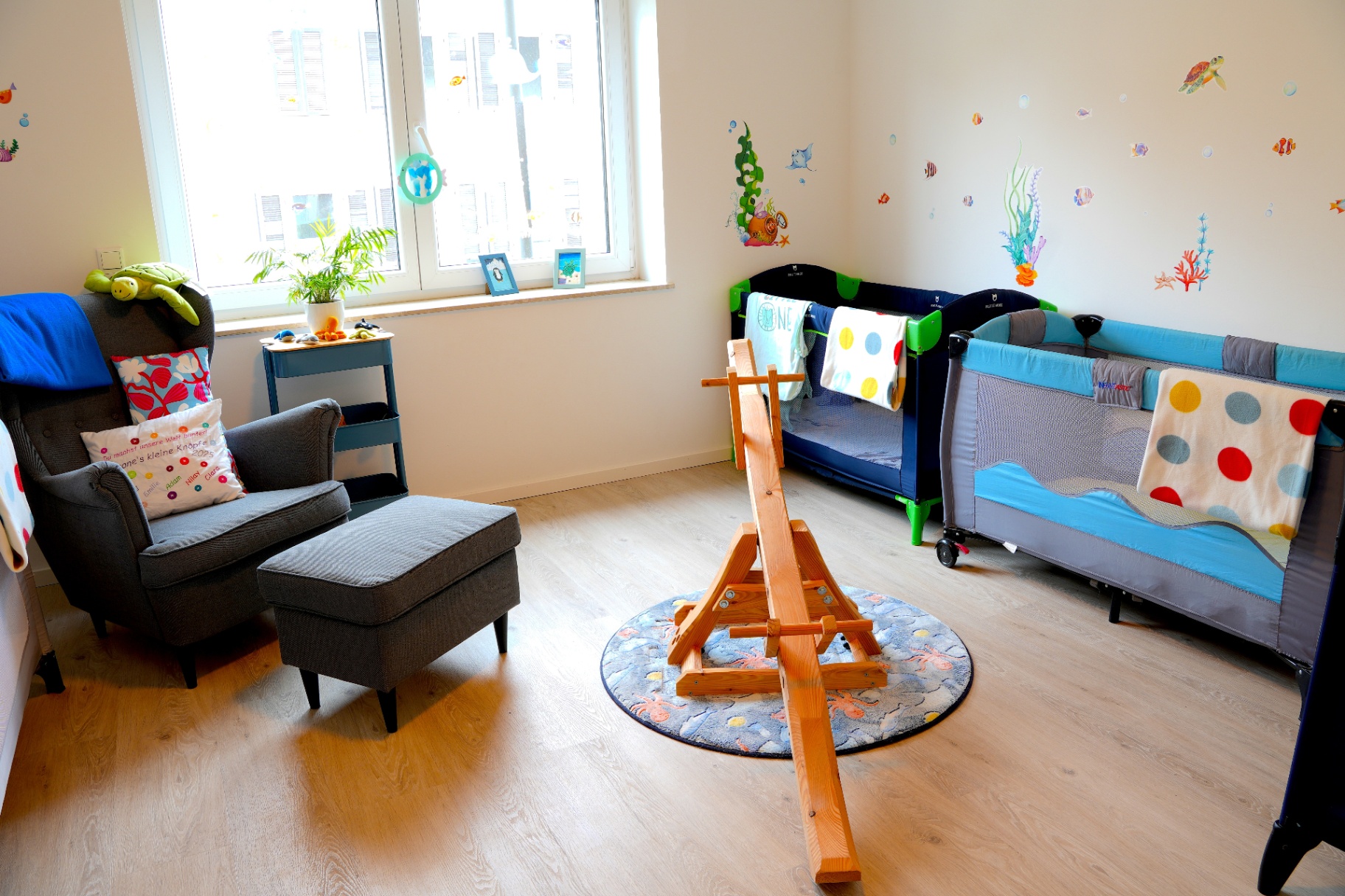 Ruheraum mit Sessel, Reisebetten und Unterwasser-Wandbild